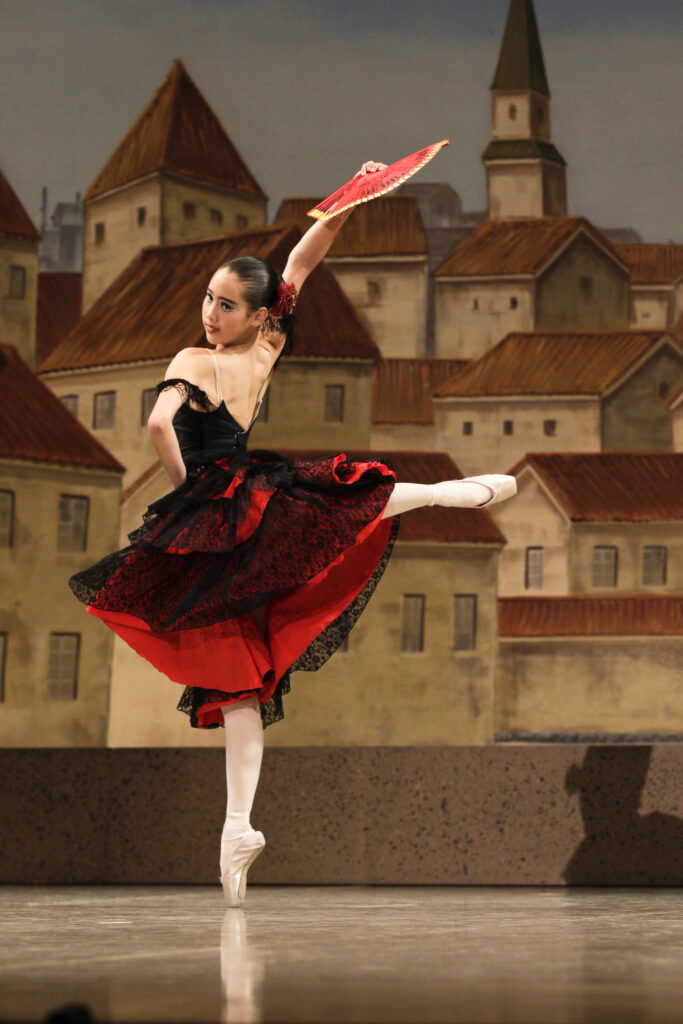 バレエ発表会でドン・キホーテを踊る生徒を撮影した写真