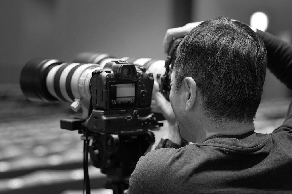 バレエ発表会の舞台を撮影するカメラマン