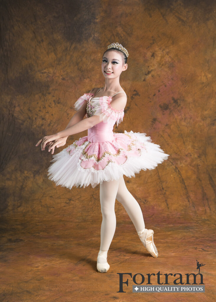 バレエ発表会当日に撮影された生徒のポーズ写真