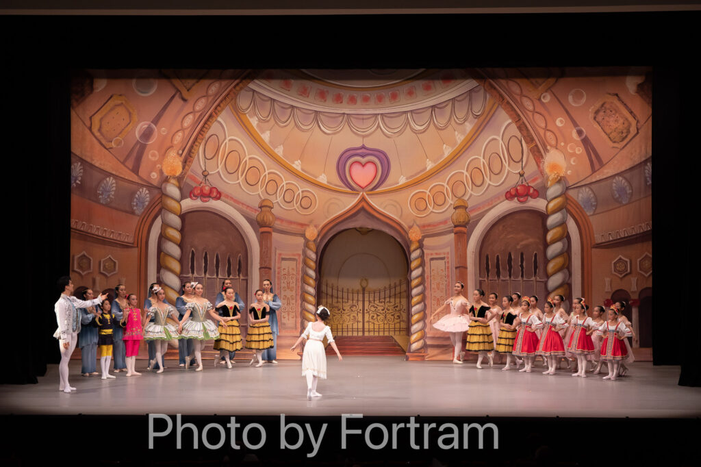 バレエ発表会のくるみ割り人形でクララがお菓子の国に到着した場面の全景写真