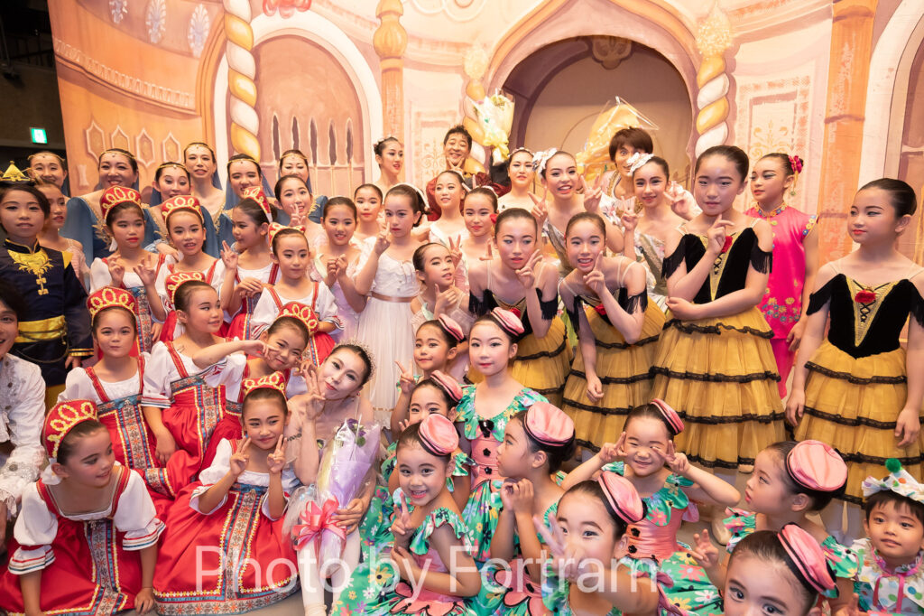 バレエ発表会が終演した直後の生徒たちの記念写真