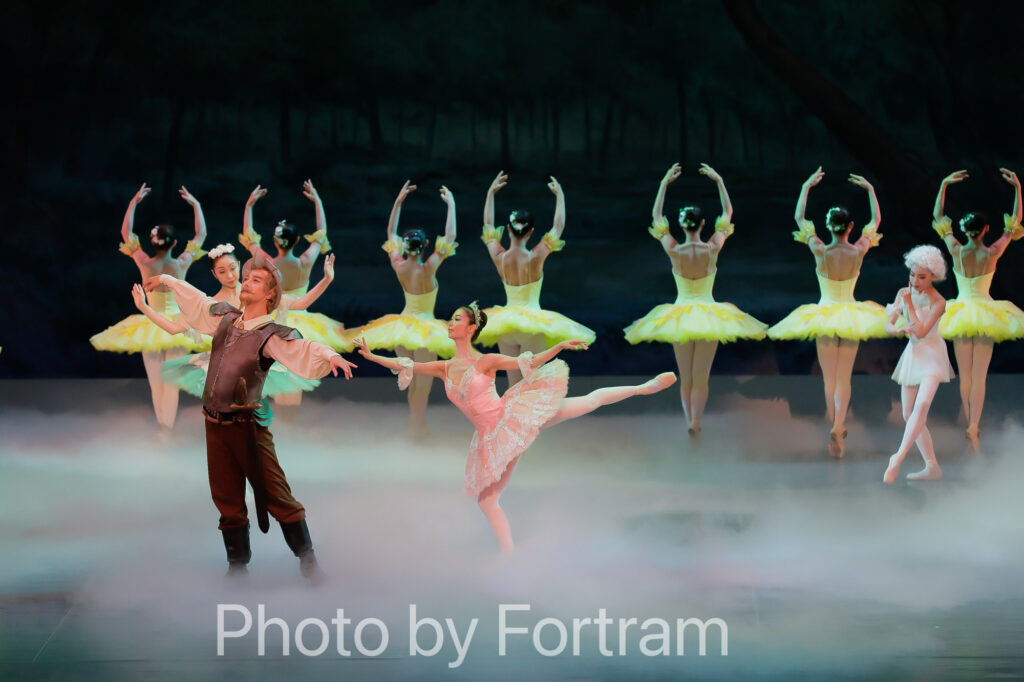 バレエ発表会でドン・キホーテ夢の場を踊る生徒たちを写した舞台写真