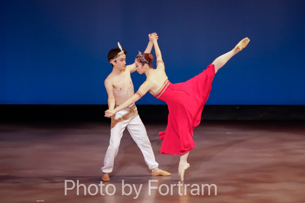 バレエ発表会で海賊のグラン・パ・ド・ドゥを踊る生徒の舞台写真
