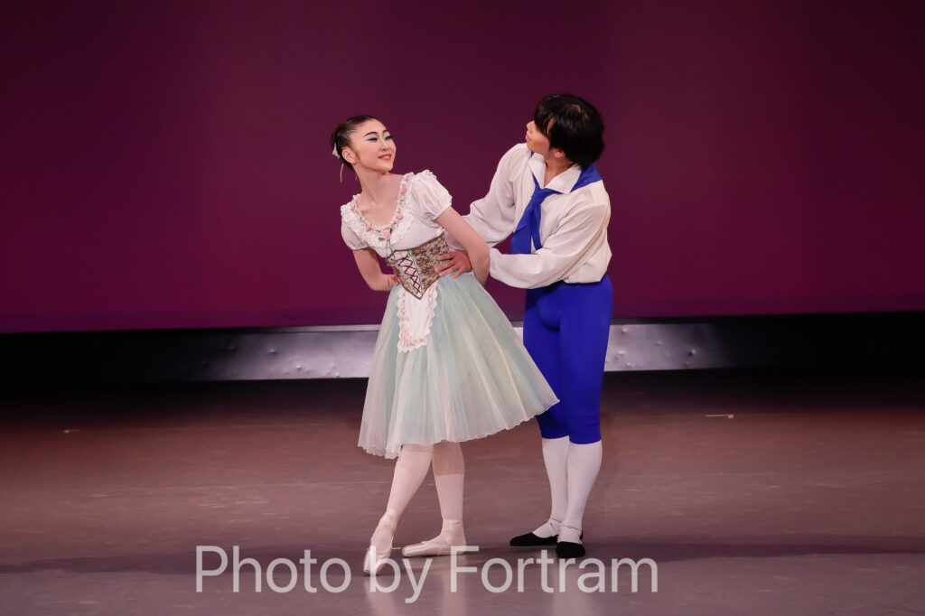 バレエ発表会でゼンツァーノの花祭りのパドドゥを踊る生徒の舞台写真