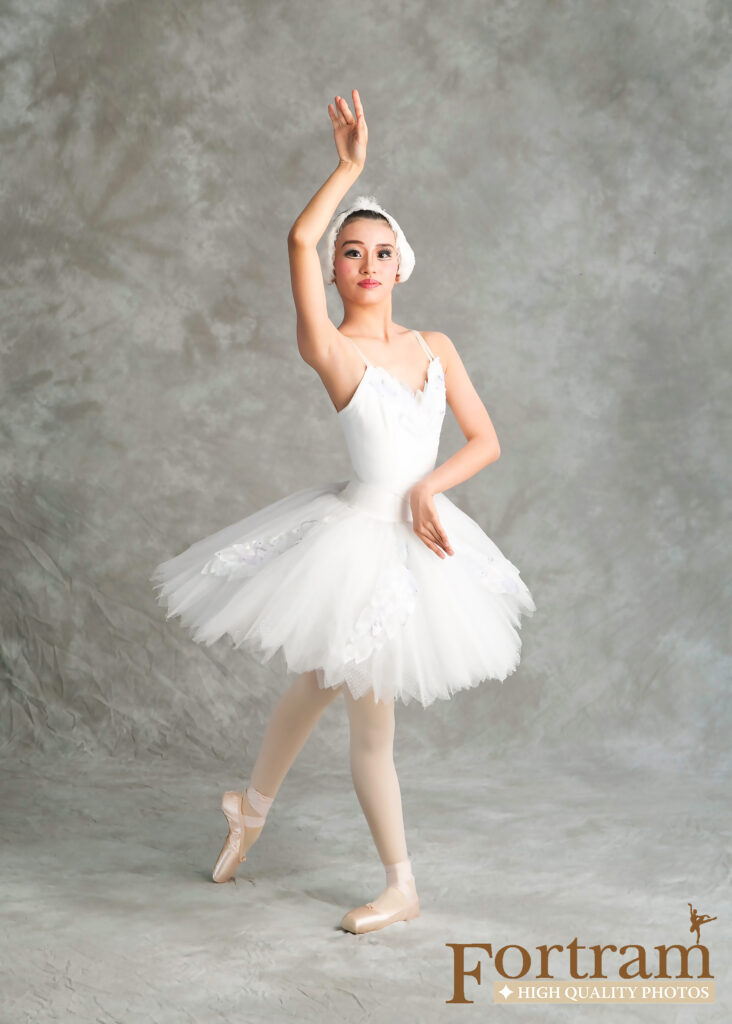 発表会の当日に白鳥の湖の衣装を着て撮影されたポーズ写真