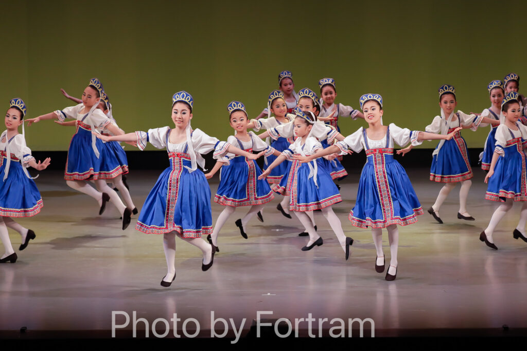 バレエ発表会でロシアンダンスを楽しく踊る生徒たちの舞台写真