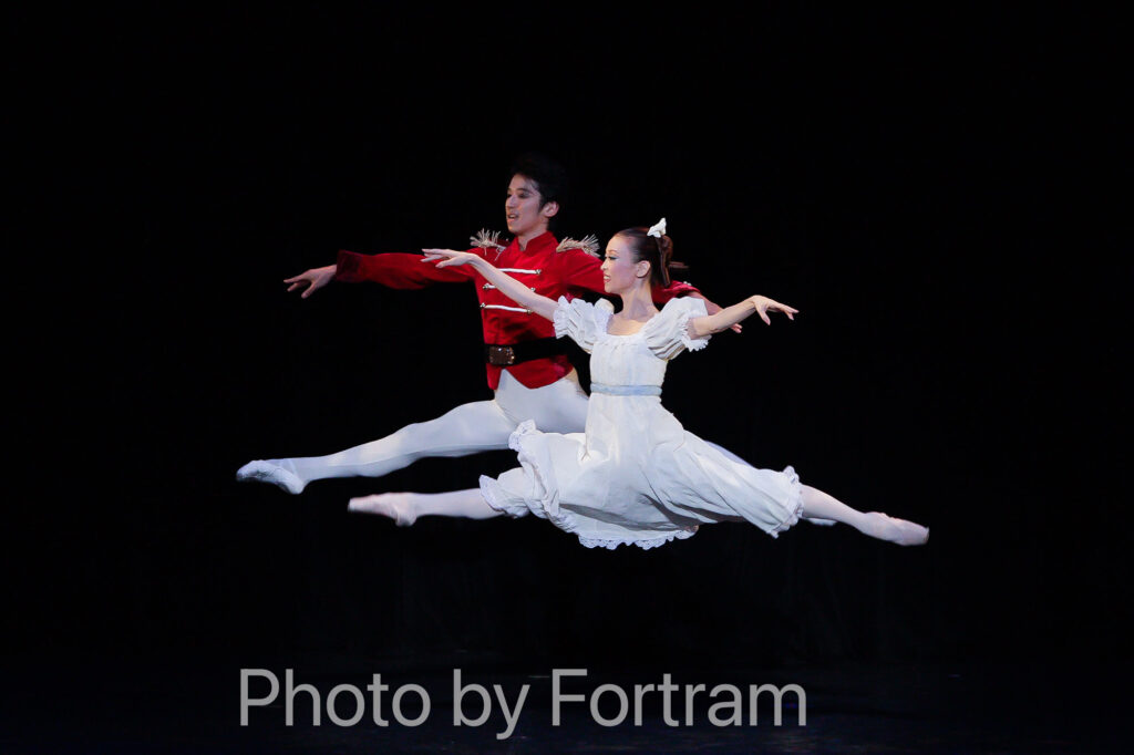 バレエ発表会のくるみ割り人形の一場面を踊る生徒の舞台写真