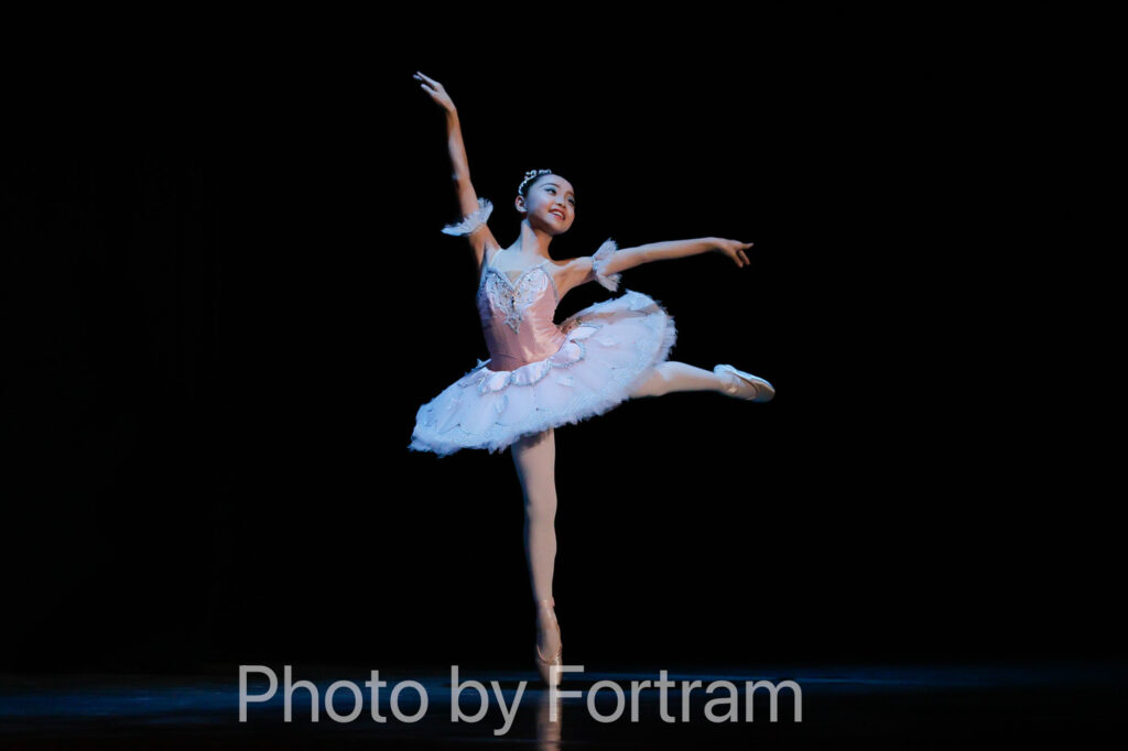 バレエ発表会のドン・キホーテの一場面を踊る生徒を写した舞台写真