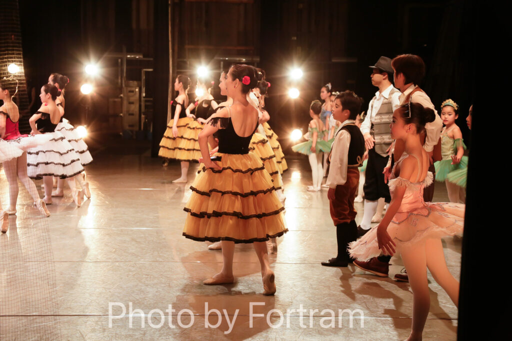 バレエ発表会のフィナーレを舞台袖から撮影した写真