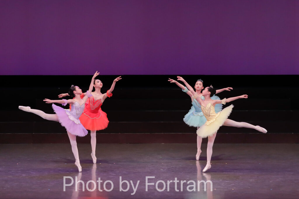 バレエ発表会で眠れる森の美女の一場面を踊る生徒たち