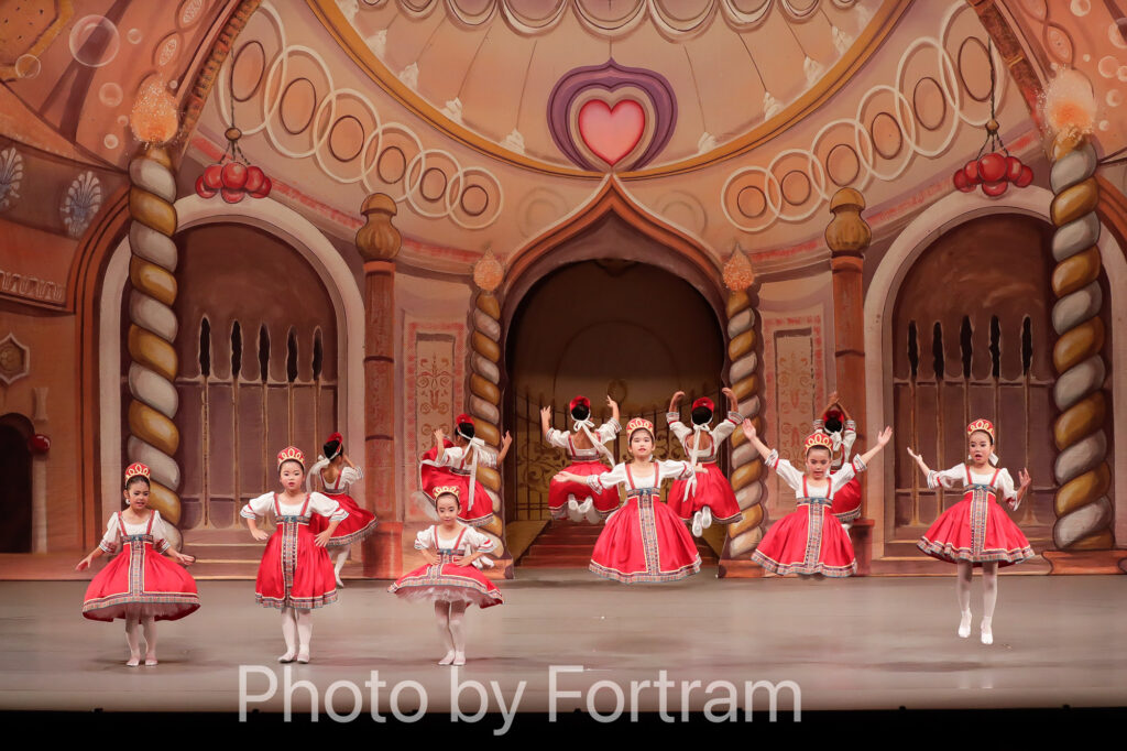 くるみ割り人形のトレパックを踊るバレエ発表会の生徒たち