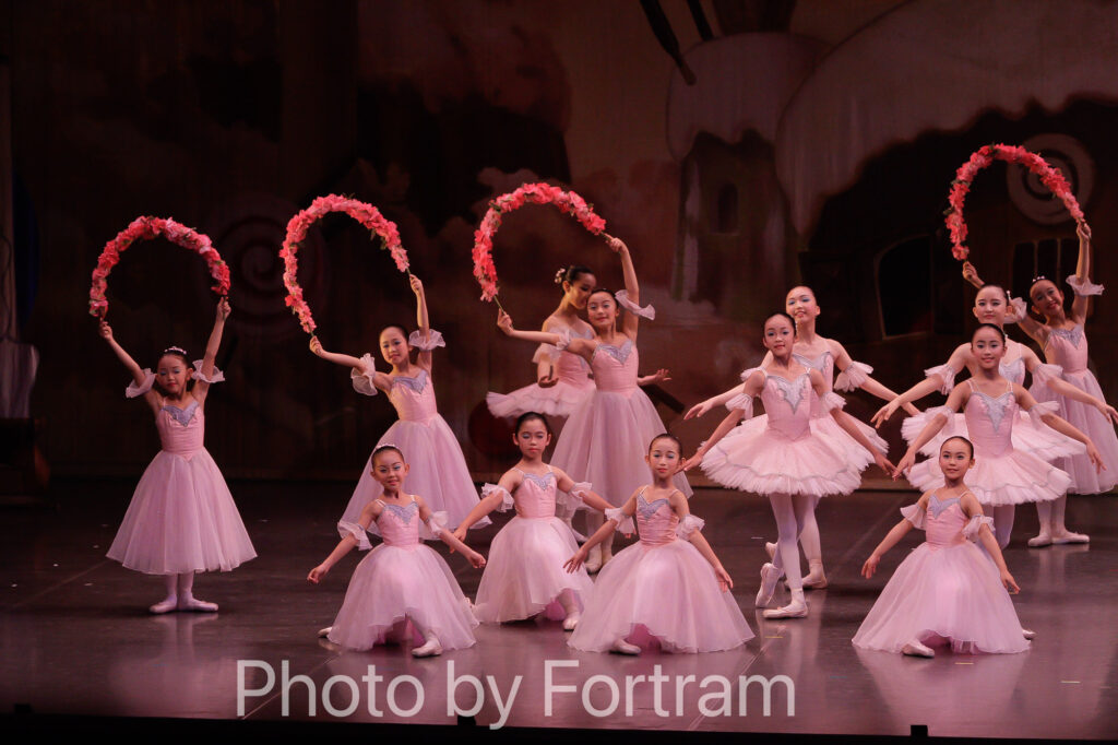 バレエ発表会で花のワルツを踊る生徒たち