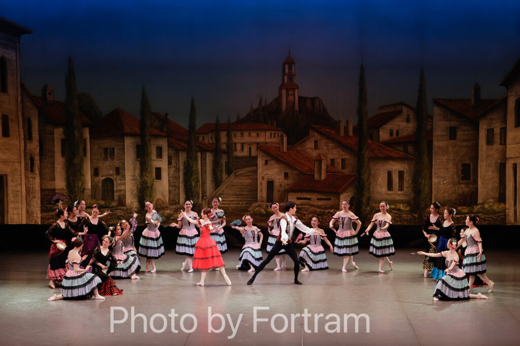 バレエ発表会でドン・キホーテの一場面を写した舞台全景写真