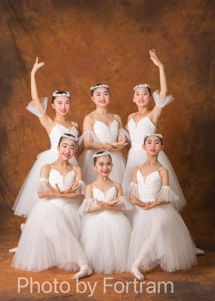 バレエ発表会でポーズをとる複数の生徒を撮影した記念写真