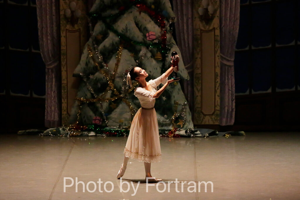 
バレエ発表会くるみ割り人形の最後の場面のクララのソロの舞台写真。
