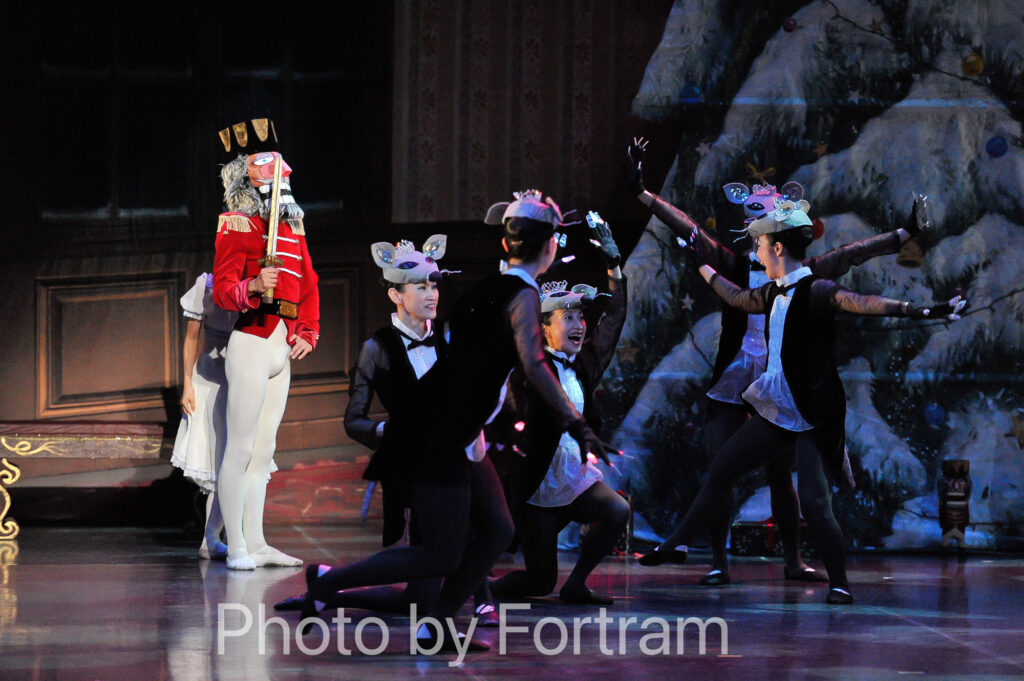 バレエ発表会くるみ割り人形のネズミと兵隊が戦う場面の写真