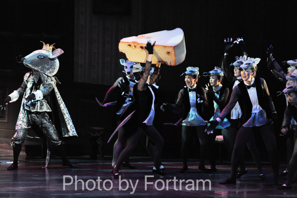 くるみ割り人形で兵隊とネズミが戦う場面の舞台写真