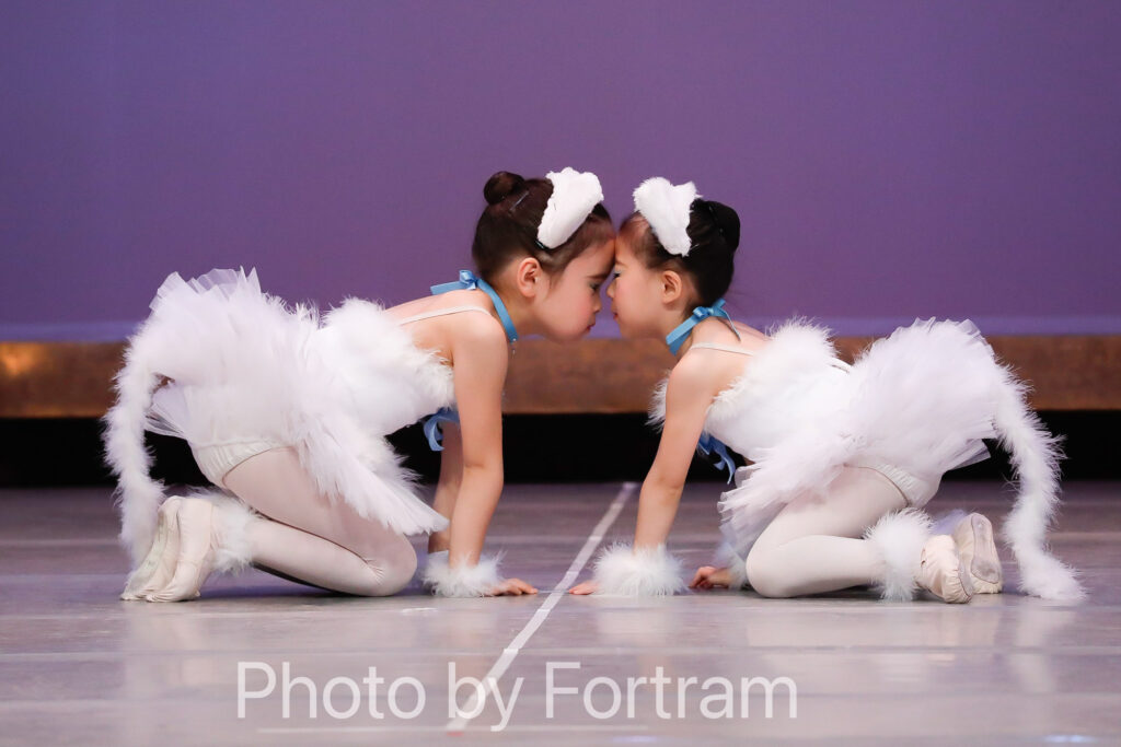 バレエ発表会で子猫を熱演する小さな生徒たちの舞台写真